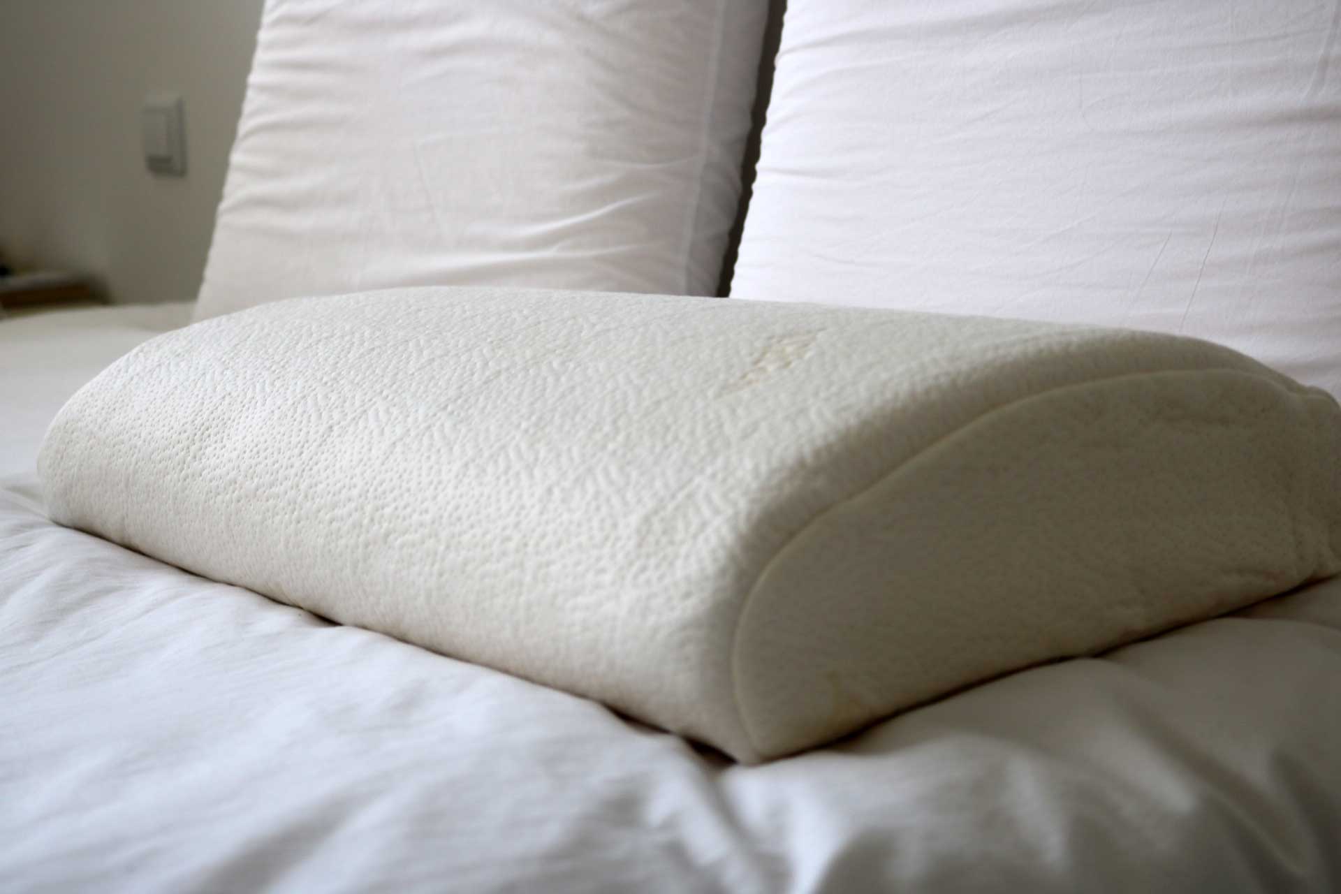Travesseiro viscoelástico 40x60 que ajuda aliviar as posturas ruins graças à espuma viscoelástica